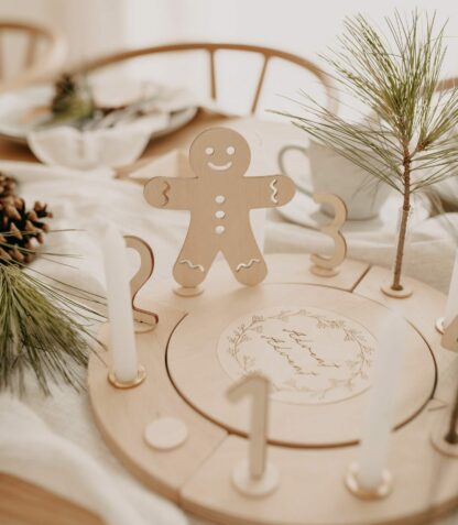 Stecker Lebkuchenmann Adventskranz aus Holz.