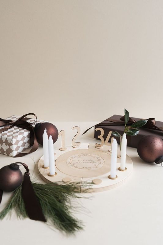Adventsziffern Stecker für den Geburtstagskranz als Tischdeko für Weihnachten.