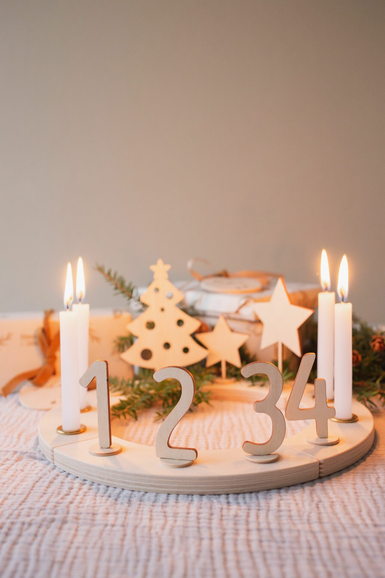 Adventskranz mit Kerzen und Kerzenhaltern.