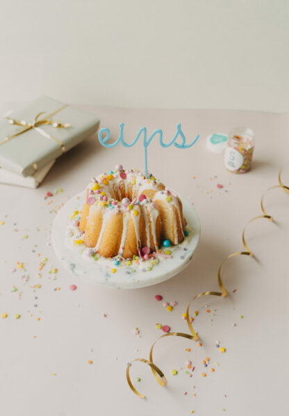 Cake Topper zum ersten Geburtstag in bunt.