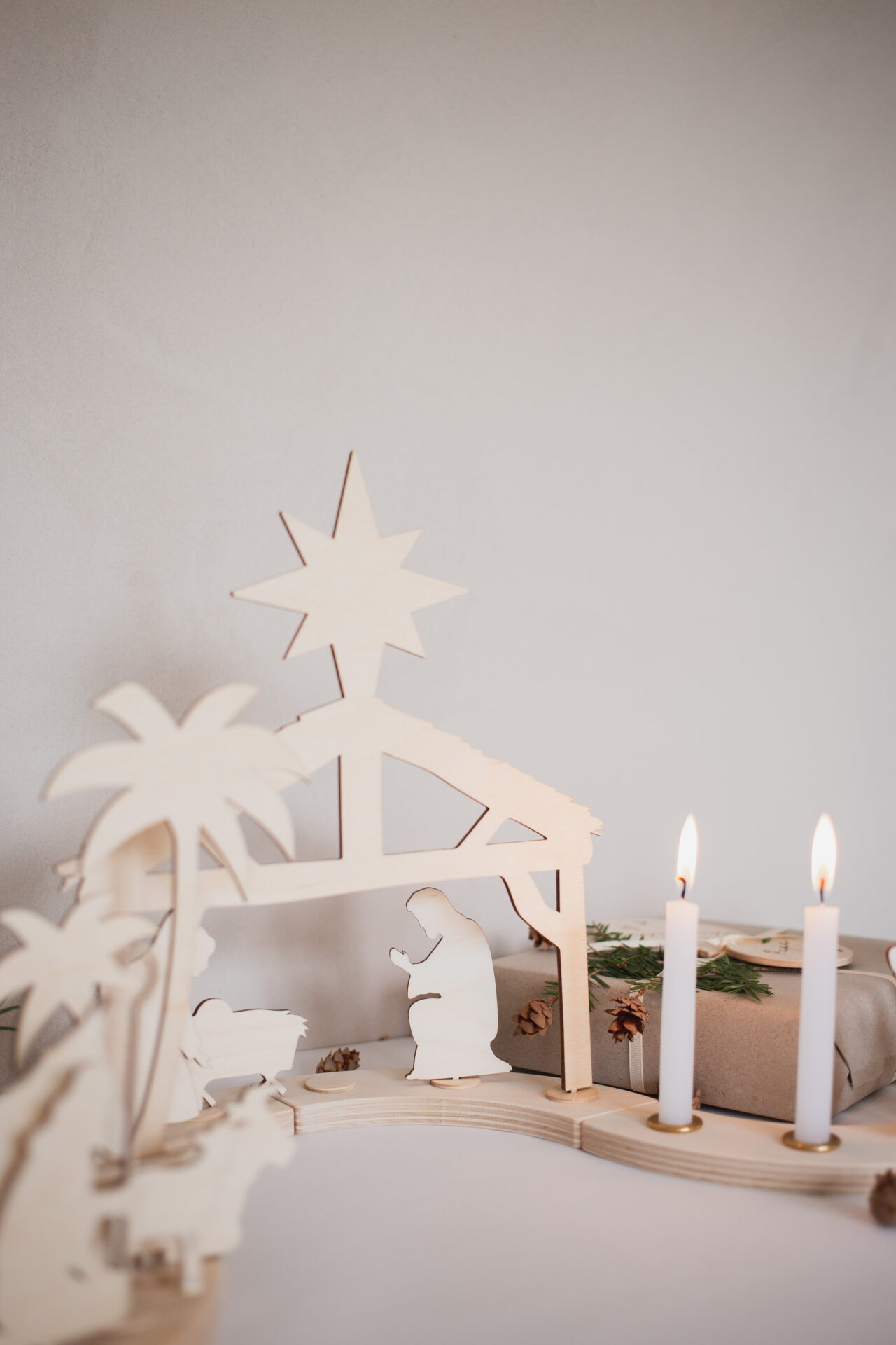 Krippe für Kinder zu Weihnachten aus Holz.