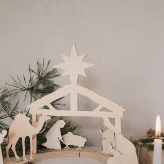 Krippe für Weihnachten mit Figuren aus Holz.