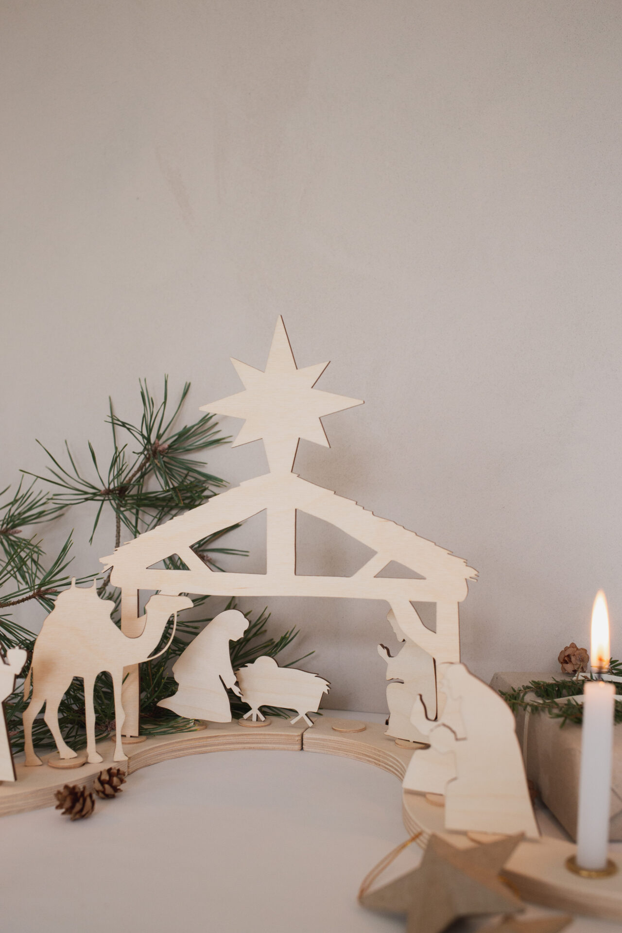 Krippe für Weihnachten mit Figuren aus Holz.