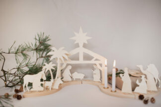 Weihnachtskrippe mit modernen Krippenfiguren aus Holz.