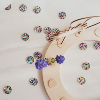 Tischdeko für den Geburtstag in lila und türkis.