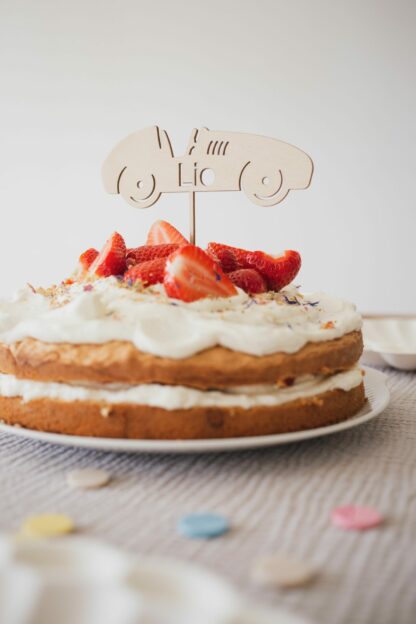 Ein Cake Topper in Form von einem Rennauto.
