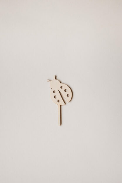 Stecker Marienkäfer aus Holz für den Geburtstagskranz.