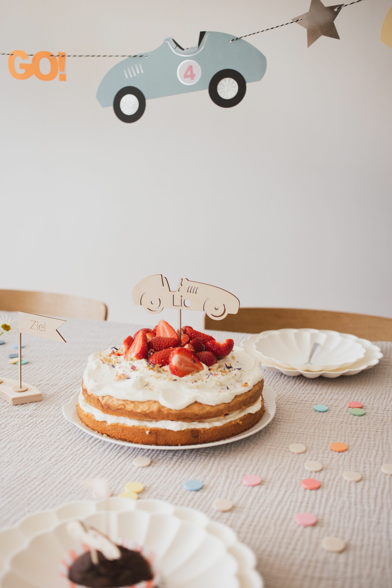 Ein Kuchenstecker als Rennauto im Geburtstagskuchen.