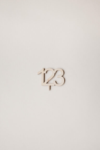 Stecker zur Einschulung 123 als Tischdeko.