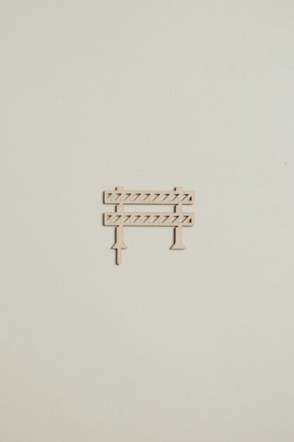 Baustellen Absperrung Stecker für den Geburtstagskranz aus Holz als Tischdekoration.
