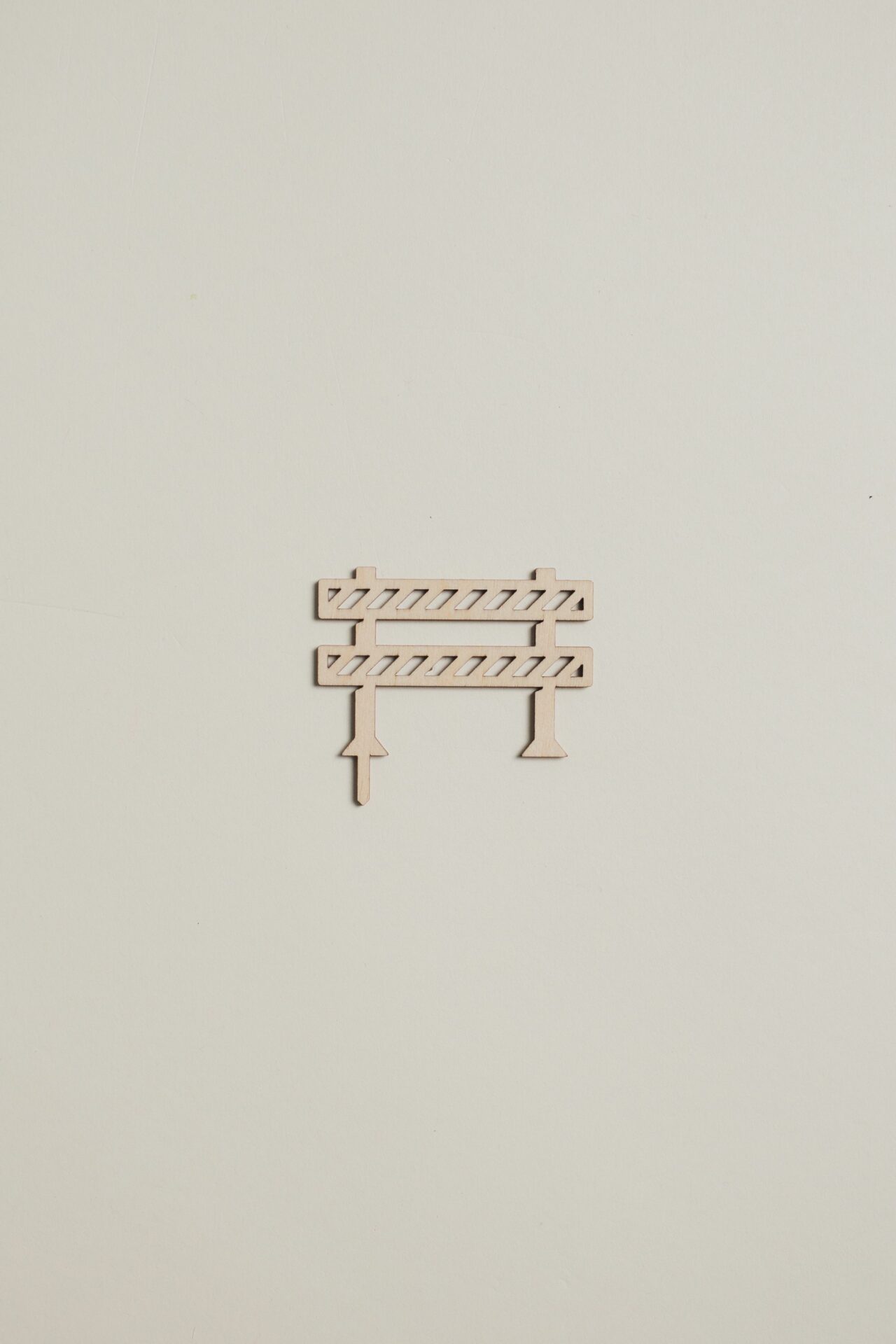 Baustellen Absperrung Stecker für den Geburtstagskranz aus Holz als Tischdekoration.