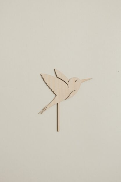 Kolibri Stecker für den Geburtstagskranz aus Holz als Tischdekoration.