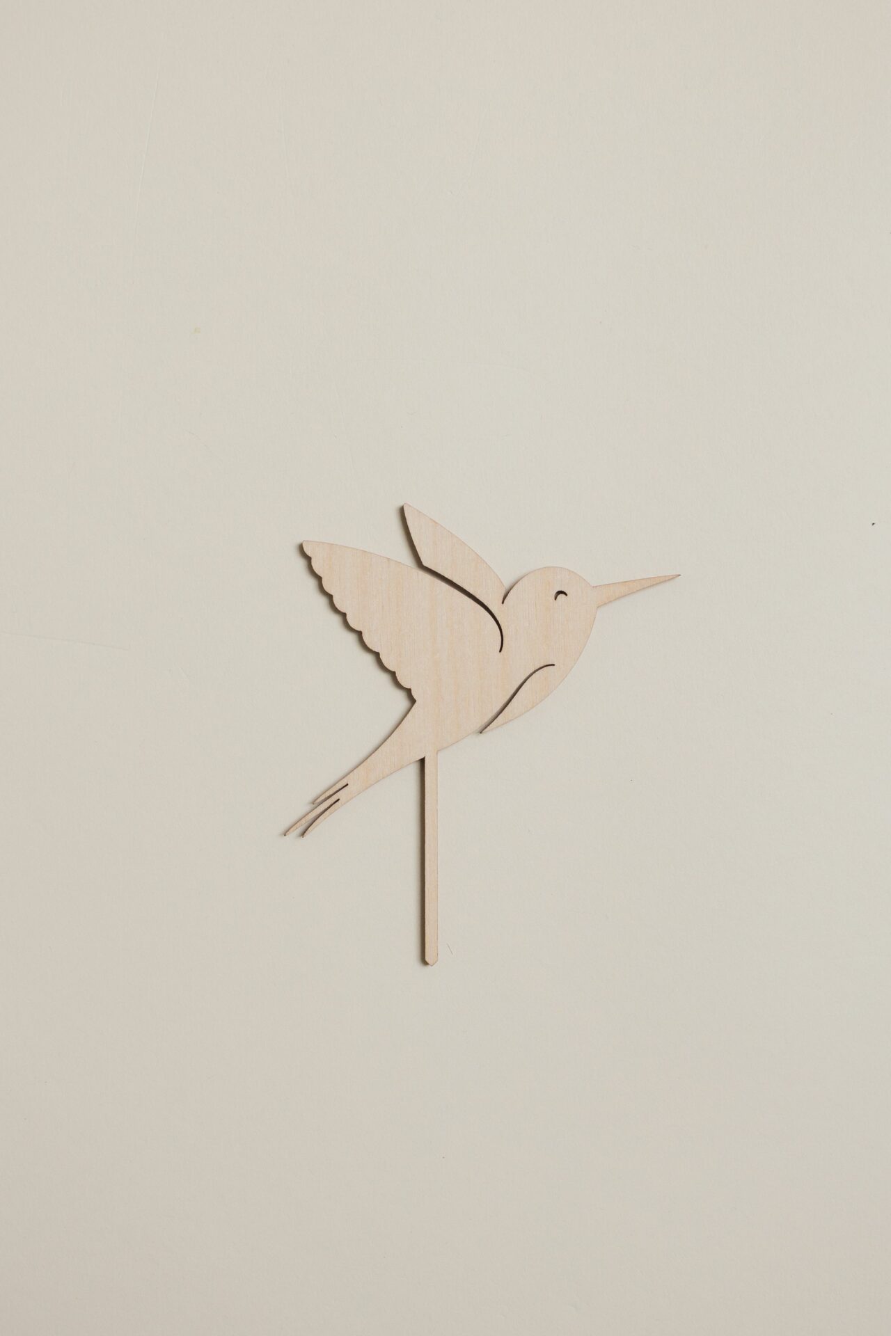 Kolibri Stecker für den Geburtstagskranz aus Holz als Tischdekoration.