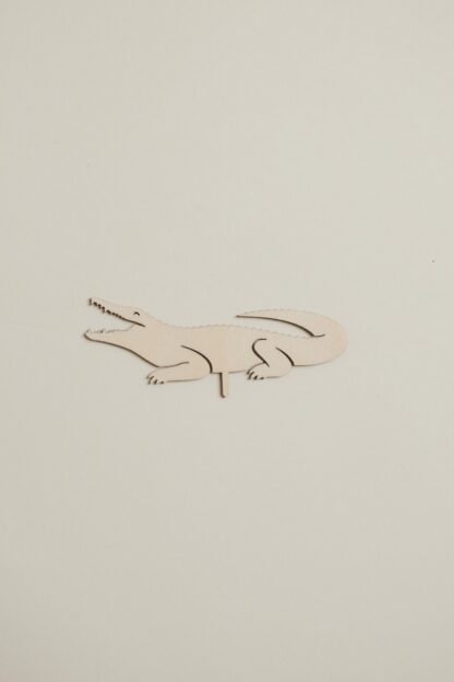 Krokodil Stecker für den Geburtstagskranz aus Holz als Tischdekoration.