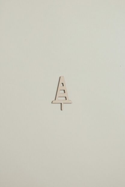 Pylon Stecker für den Geburtstagskranz aus Holz als Tischdekoration.