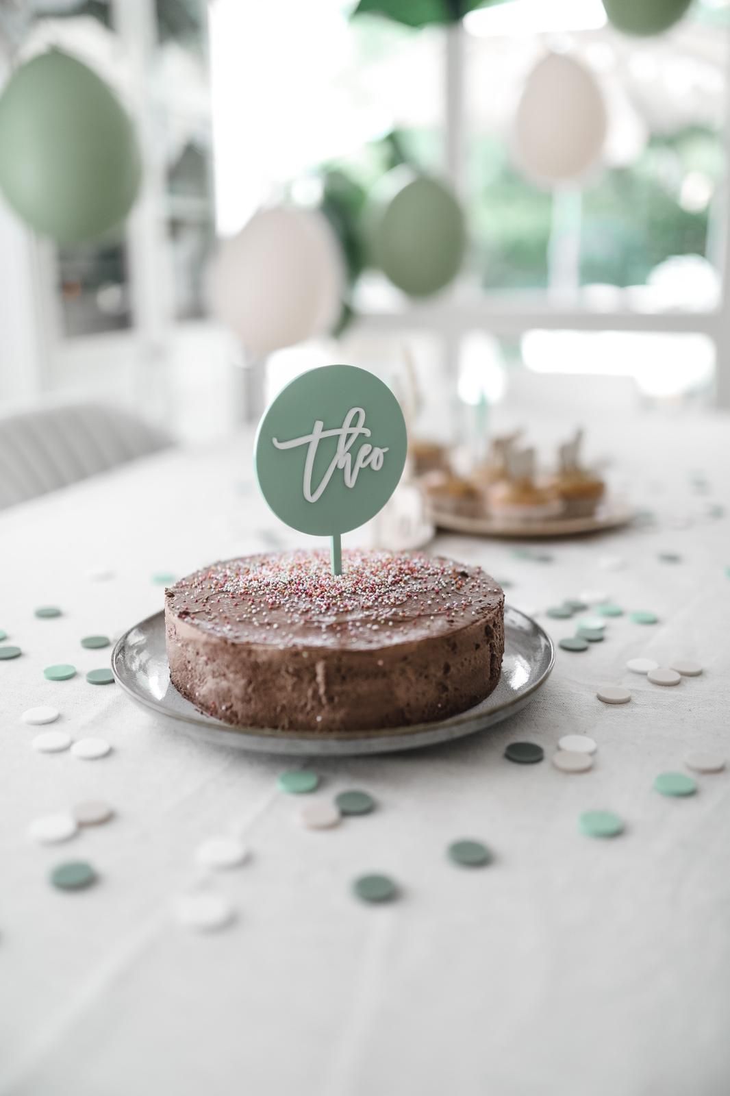 Grüner Cake Topper mit Namen für einen Jungen.