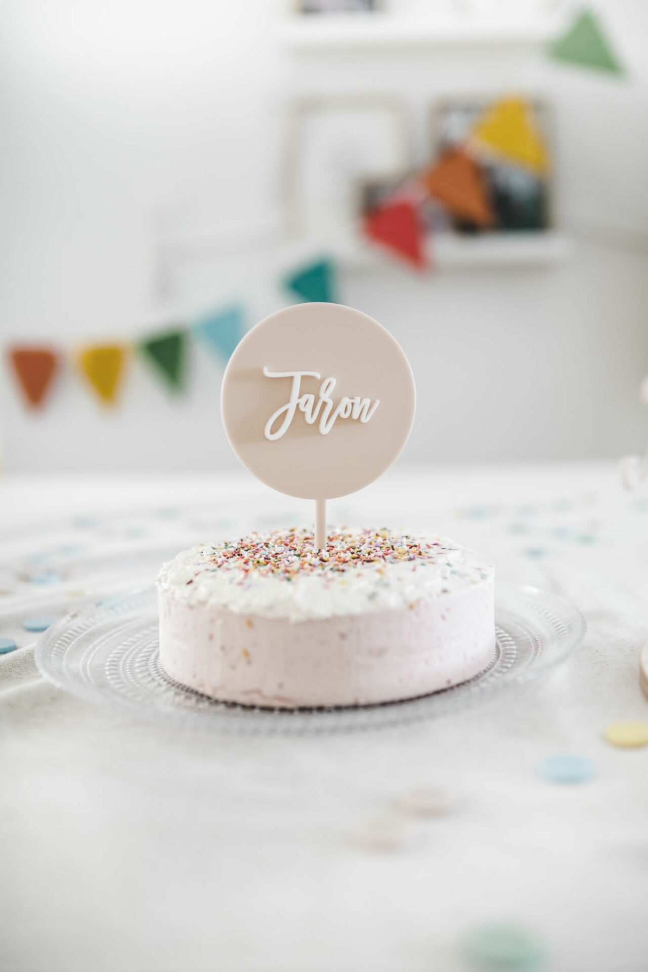 Cake Topper für den Geburtstagskuchen in bunt.