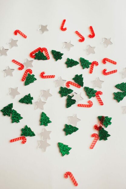 Moderne Tischdeko zu Weihnachten in Form von Konfetti.