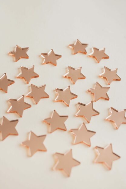 Sterne in rosegold als Tischdeko zu Weihnachten.