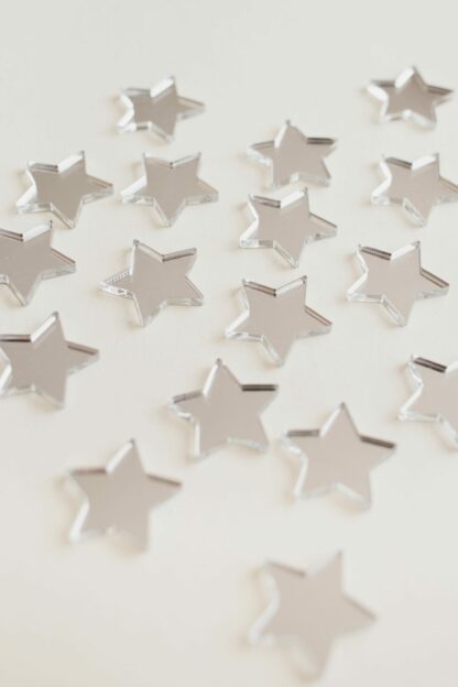 Sterne in silber als moderne Tischdeko zu Weihnachten in Form von Konfetti.