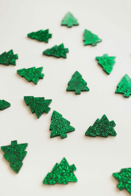 Tannenbäume in grün als moderne Tischdeko zu Weihnachten in Form von Konfetti.