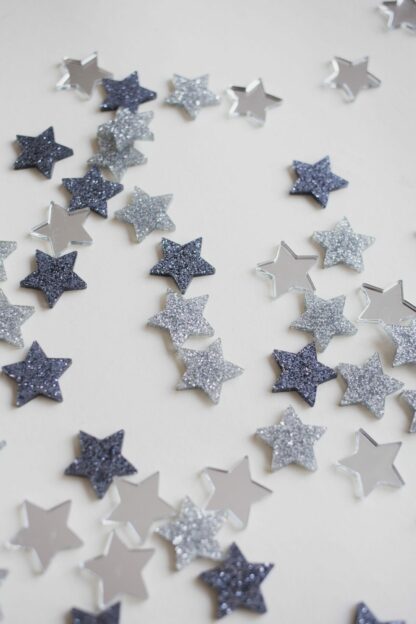 Sterne in silber und Glitzer als moderne Tischdeko zu Weihnachten in Form von Konfetti.