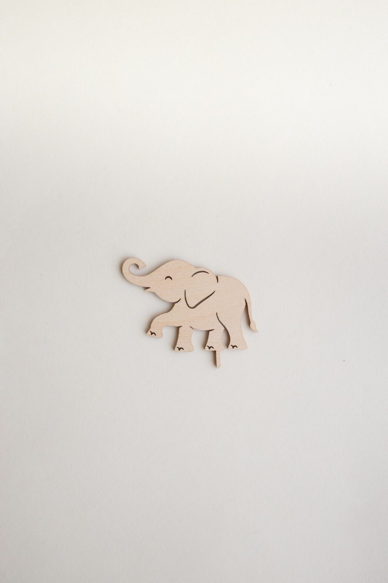 Stecker Elefant für den Geburtstagskranz als Tischdeko.