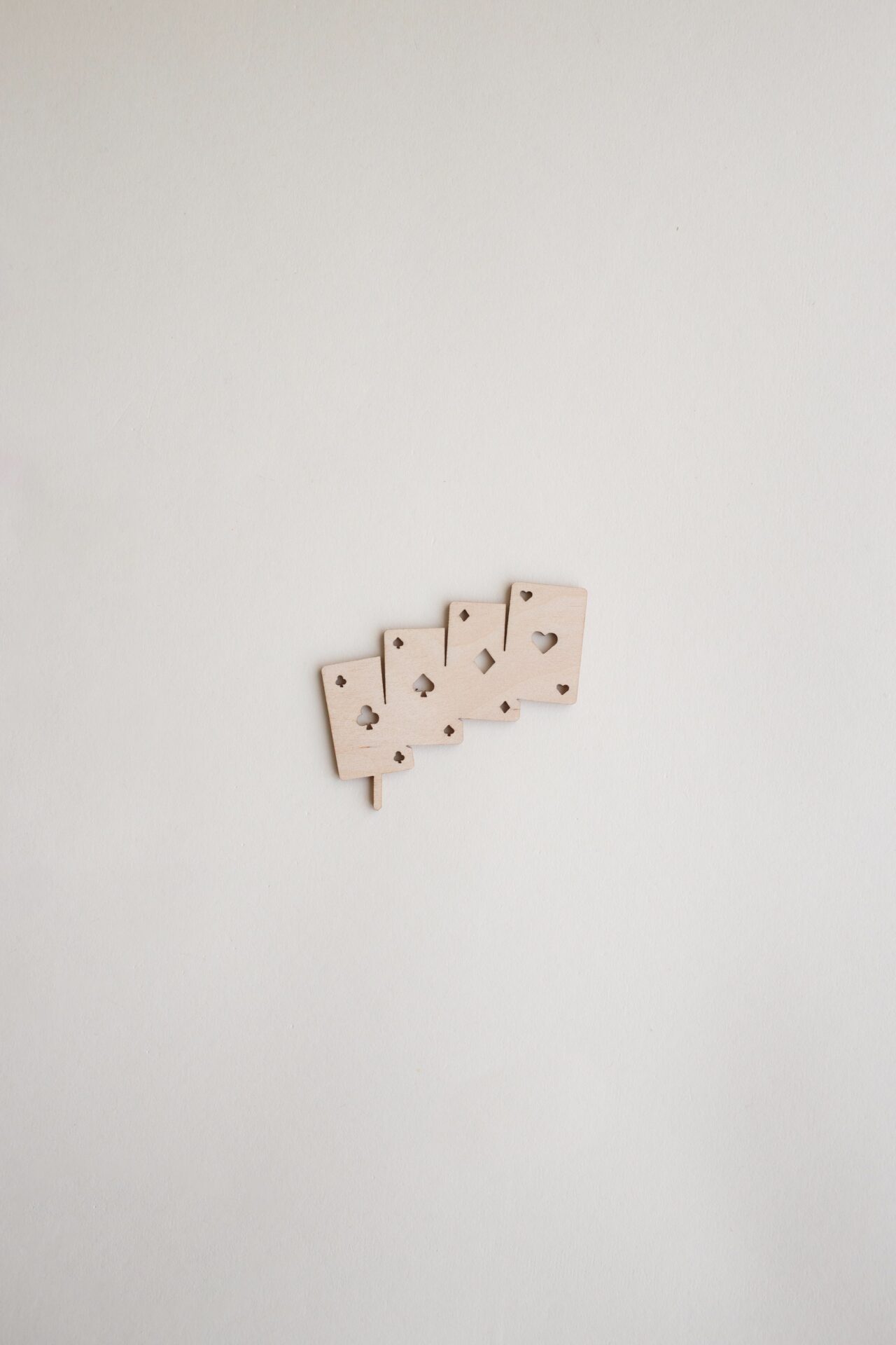 Stecker Spielkarten für den Geburtstagskranz als Tischdeko.