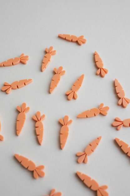 Möhrchen Konfetti als Tischdeko für Ostern.