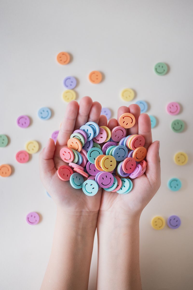 Wiederverwendbares Smiley Konfetti in bunten Farben.