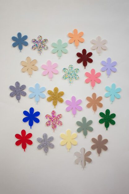 Bunte Stecker für den Geburtstagskranz als Tischdeko.