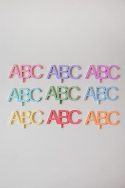 Bunter ABC Stecker zur Einschulung für den Geburtstagskranz als Tischdeko.