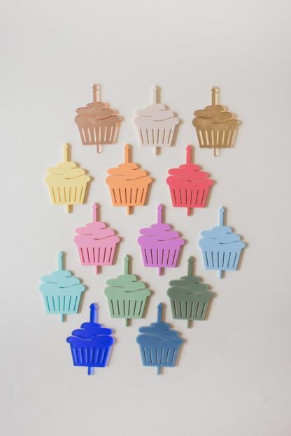 Bunter Muffin Stecker für den Geburtstagskranz als Tischdeko.