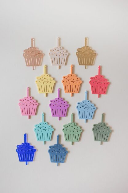 Stecker Muffin mit Streusel für den Geburtstagskranz als Tischdeko.