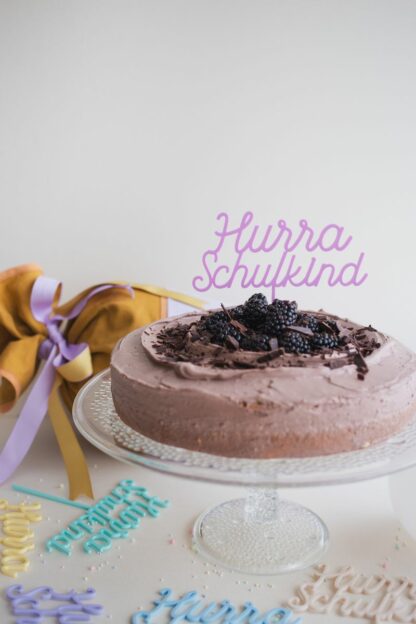 Hurra Schulkind Cake Topper in bunten Farben.