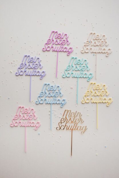 Bunte Stecker Kuchendekoration Einschulungsfeier.