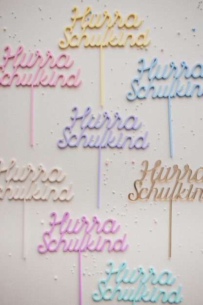 Bunte Cake Topper für die Torte zur Einschulung.