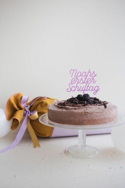 Torte für die Einschulungsfeier mit bunten Topper.