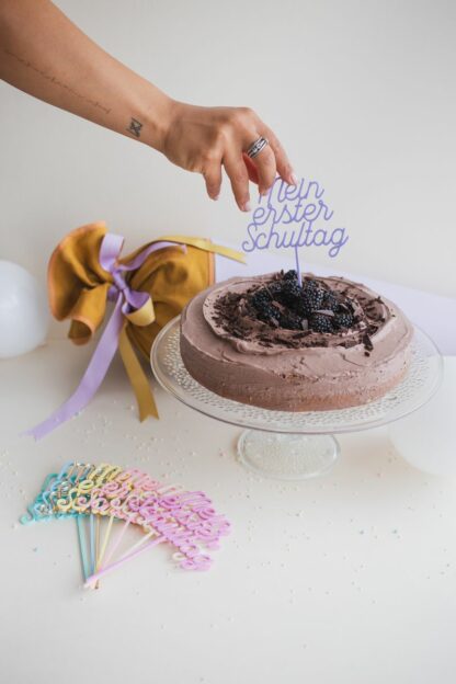 Torte zur Einschulung mit einem bunten mein erster Schultag Cake Topper.