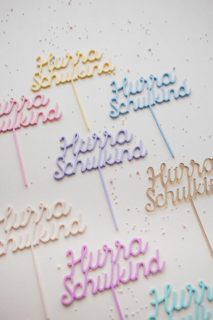 Bunter Cake Topper zur Einschulung in bunten Farben.