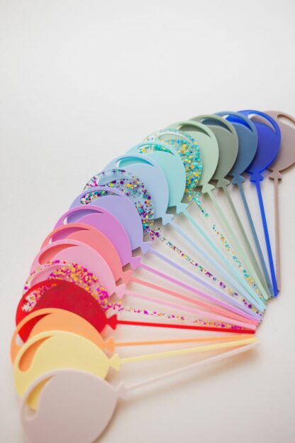 Bunte Ballons als Stecker für den Geburtstagskranz.