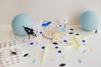 Tischdeko zum Kindergeburtstag für eine Weltraum Party.