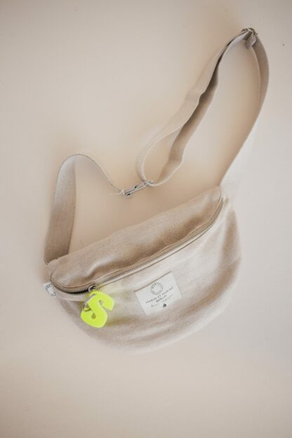 Neon Initialien als Anhänger für eine Tasche.