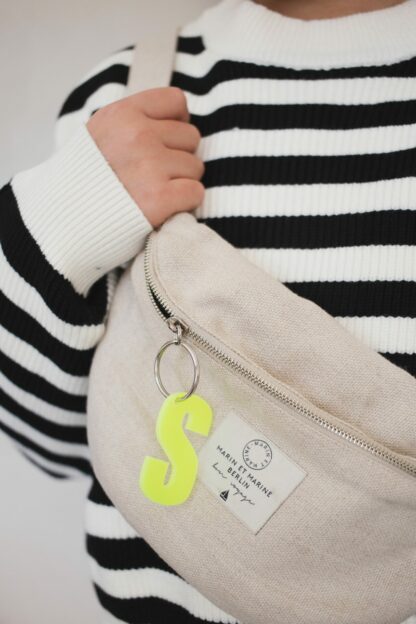 Neon Initialien als Anhänger für eine Tasche.