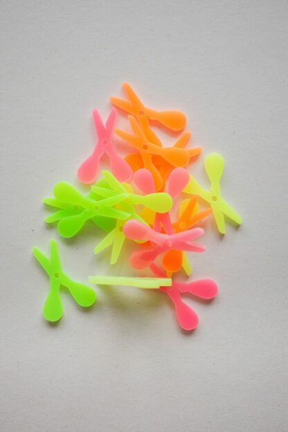 Bunte neon Scheren als Tischdeko für die Einschulung.