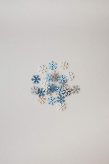 Tischdeko zu Weihnachten Konfetti als Schneeflocken.