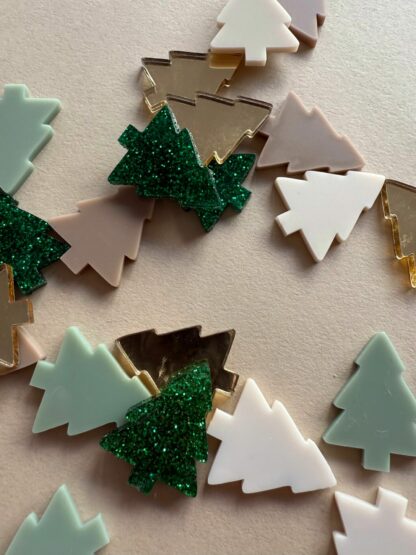 Tischdeko zu Weihnachten Konfetti als Schneeflocken.