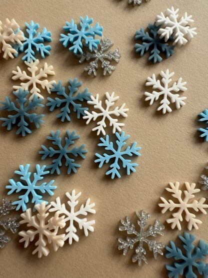Tischdeko zu Weihnachten Konfetti als Schneeflocken.