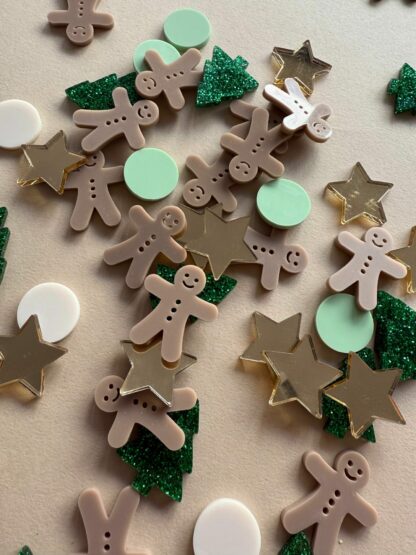 Tischdeko zu Weihnachten Konfetti in Form von Lebkuchenmännern, Sternen und Tannen.