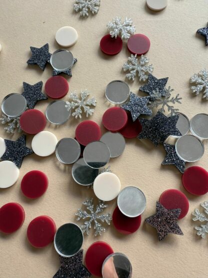 Tischdeko zu Weihnachten Konfetti in Form von Sternen und Schneeflocken.
